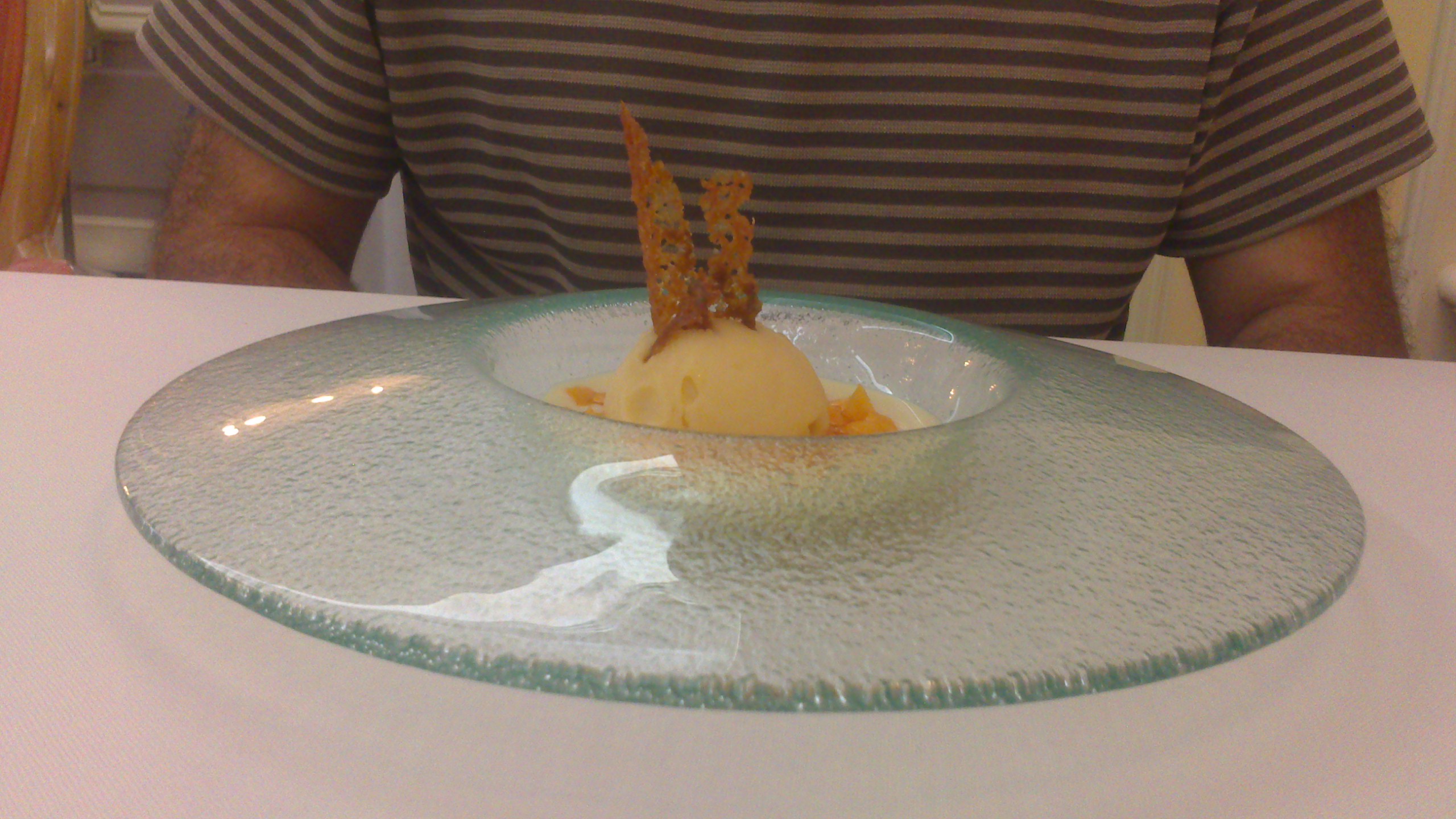 Zortziko en Bilbao Helado de melocotón con trozos de la misma fruta, una base de arroz con leche y una galleta crujiente